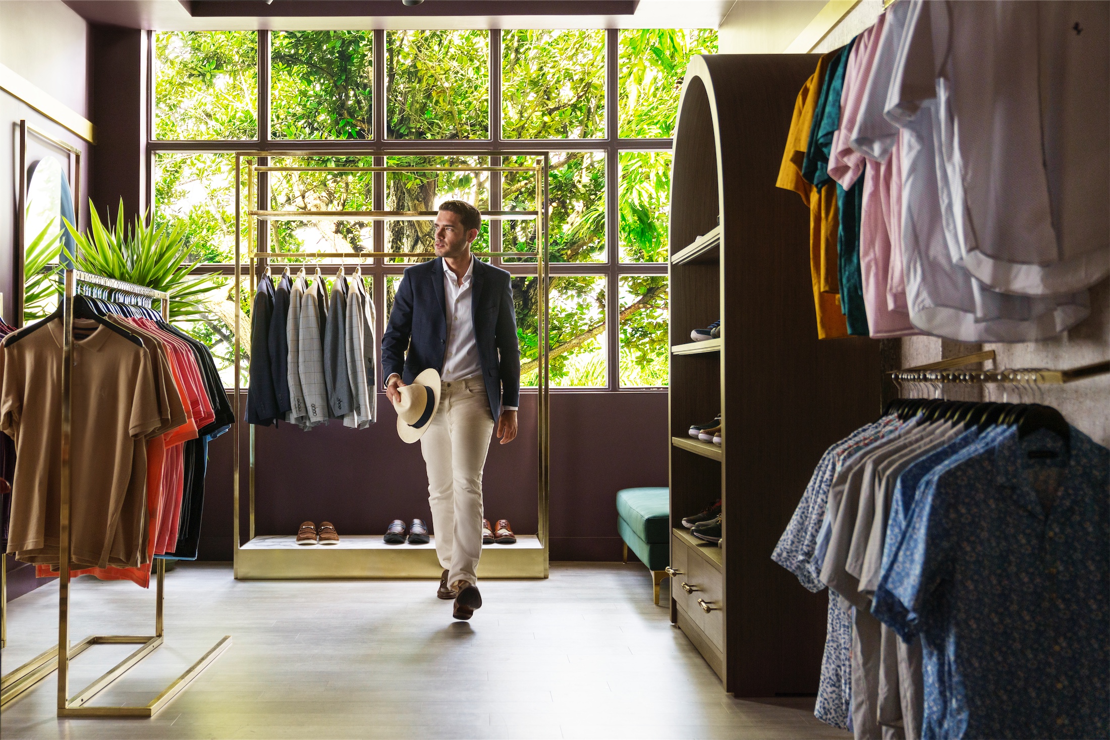 hombre comprando ropa