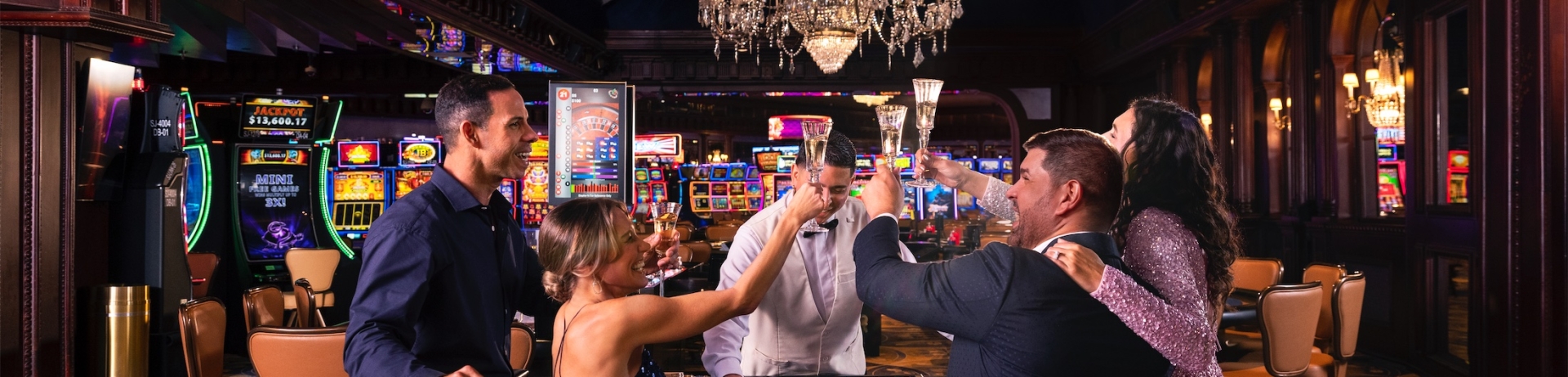 gente compartiendo bebidas en un casino