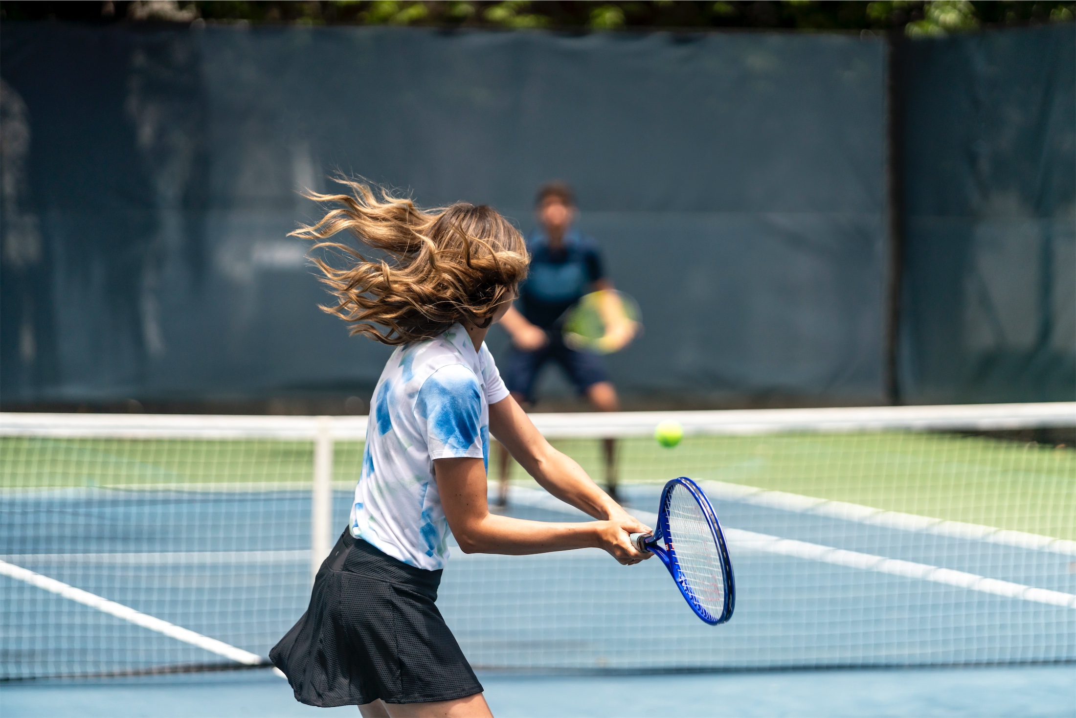 gente jugando al tenis en una pista