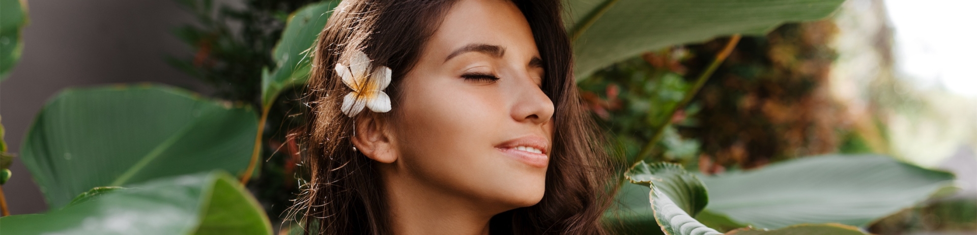 mujer de pie junto a grandes hojas