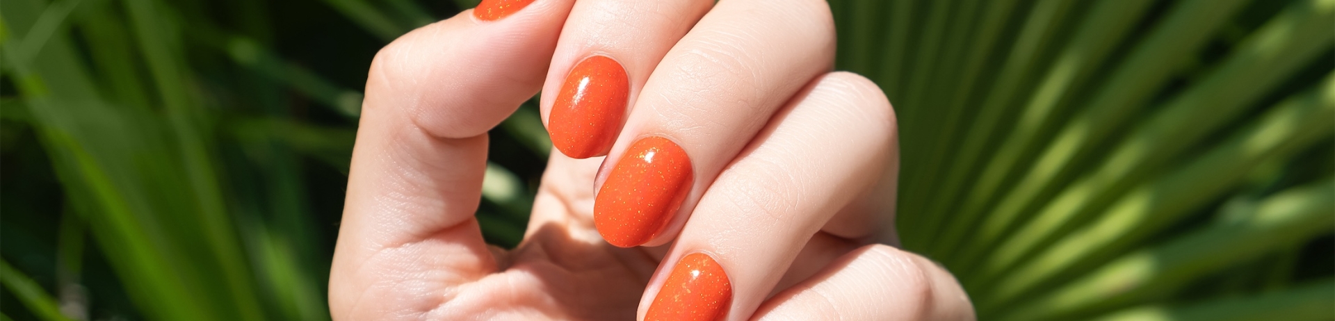 primer plano de uñas pintadas