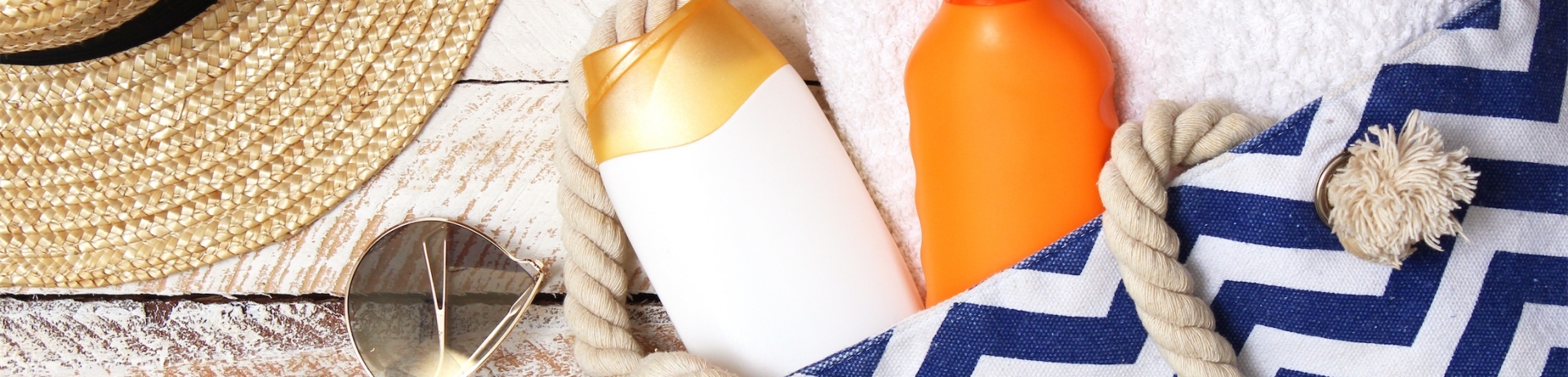 crema solar en una bolsa junto a las gafas de sol