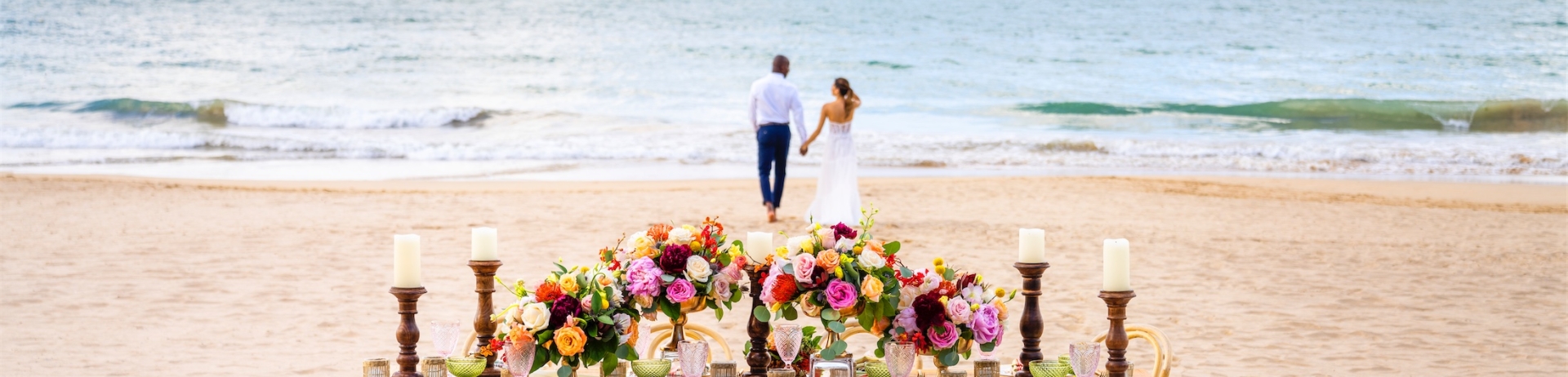mesa con flores en la playa