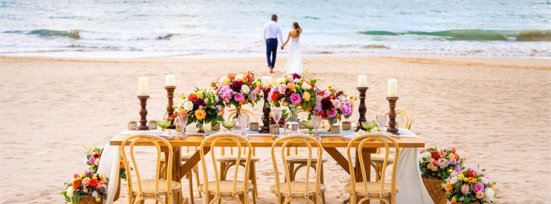 mesa con flores en la playa