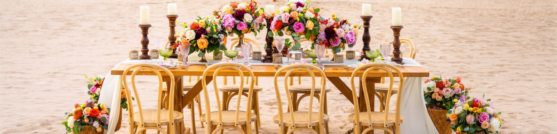 mesa con flores en la playa