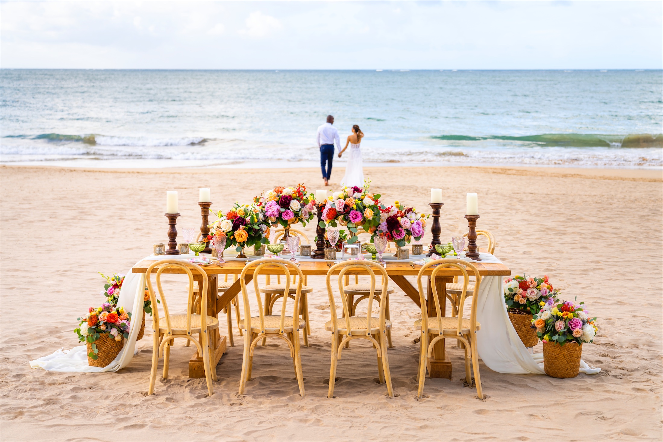 mesa con flores en la playa