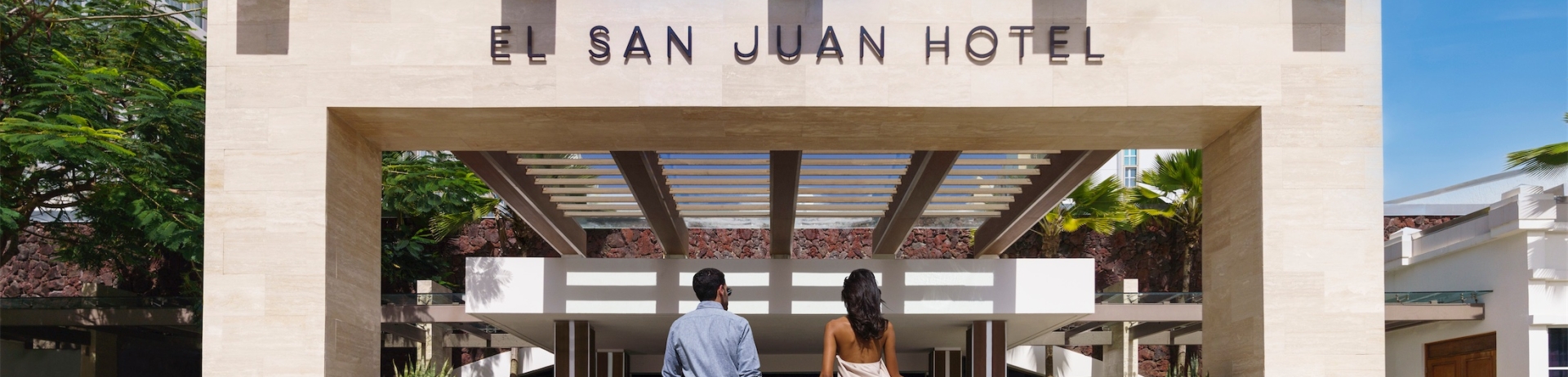 couple entering el san juan hotel