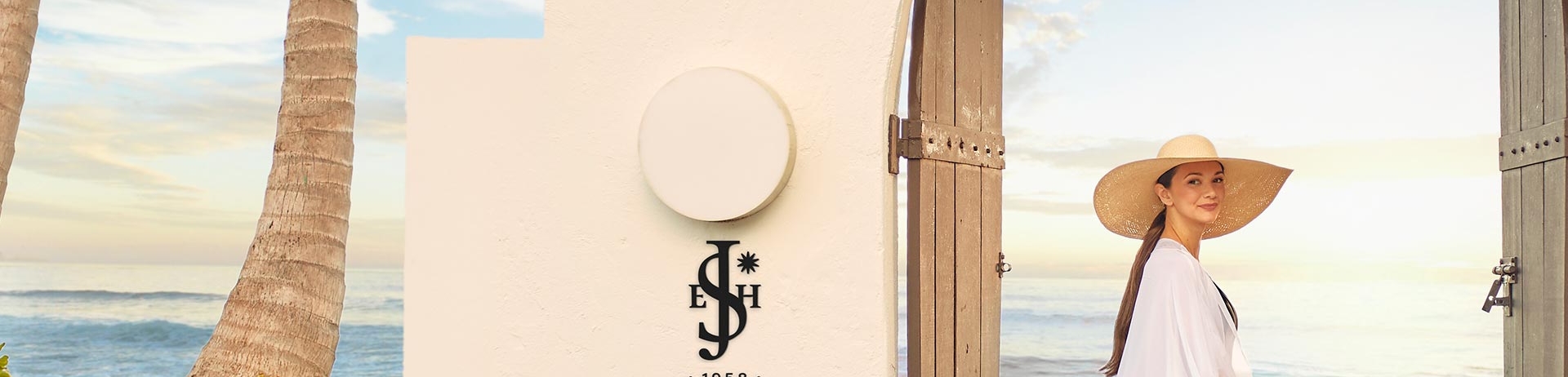 mujeres entrando en un arco en la playa