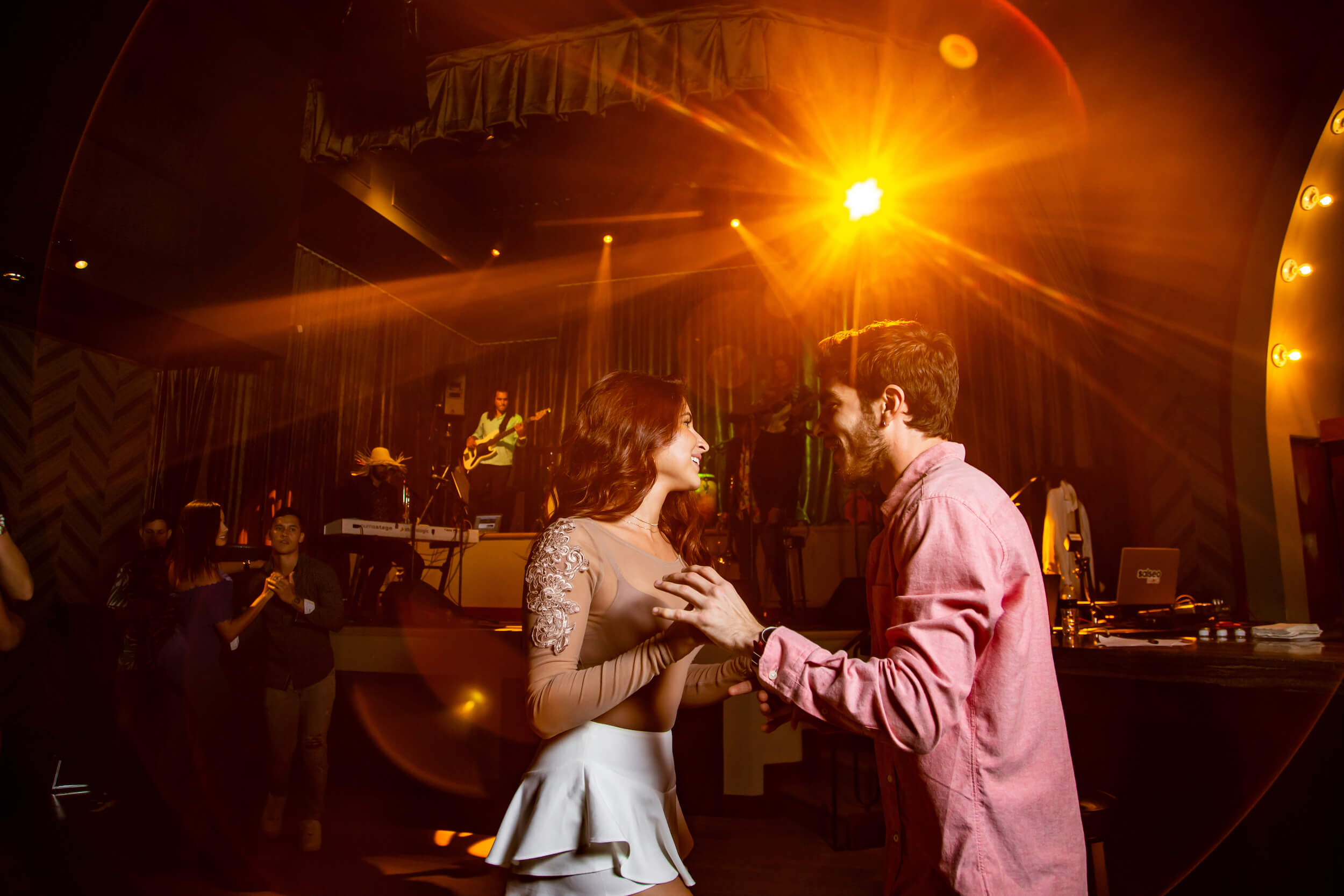 pareja bailando en un bar con música en directo