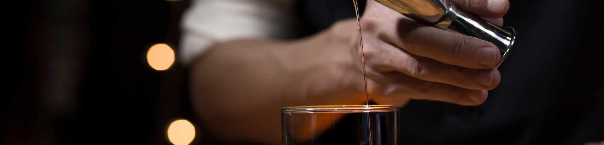 camarero sirviendo una bebida