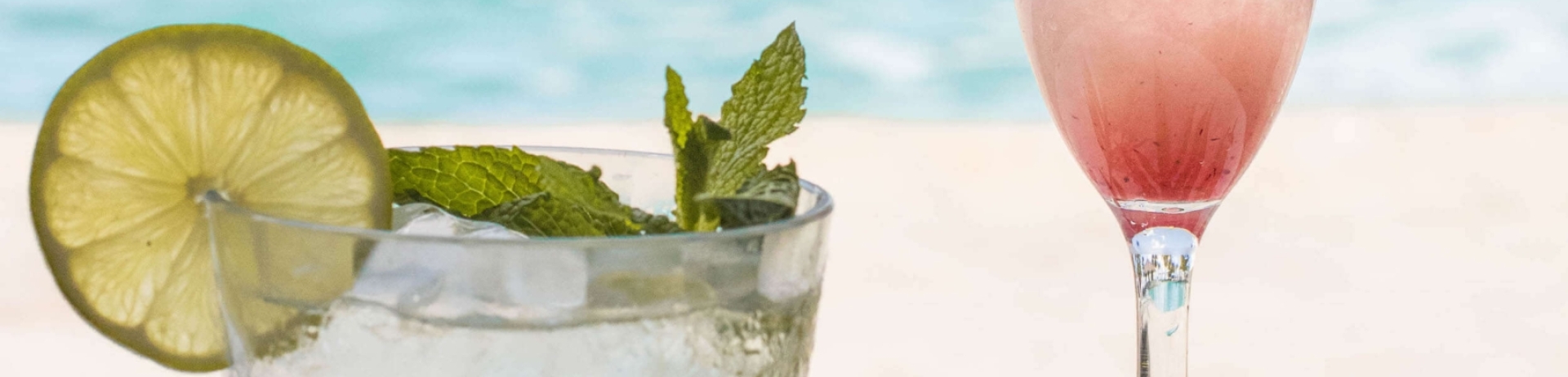 dos cócteles junto a una piscina