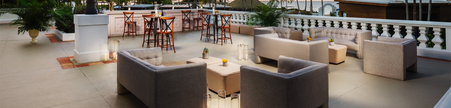 terraza exterior con asientos acolchados