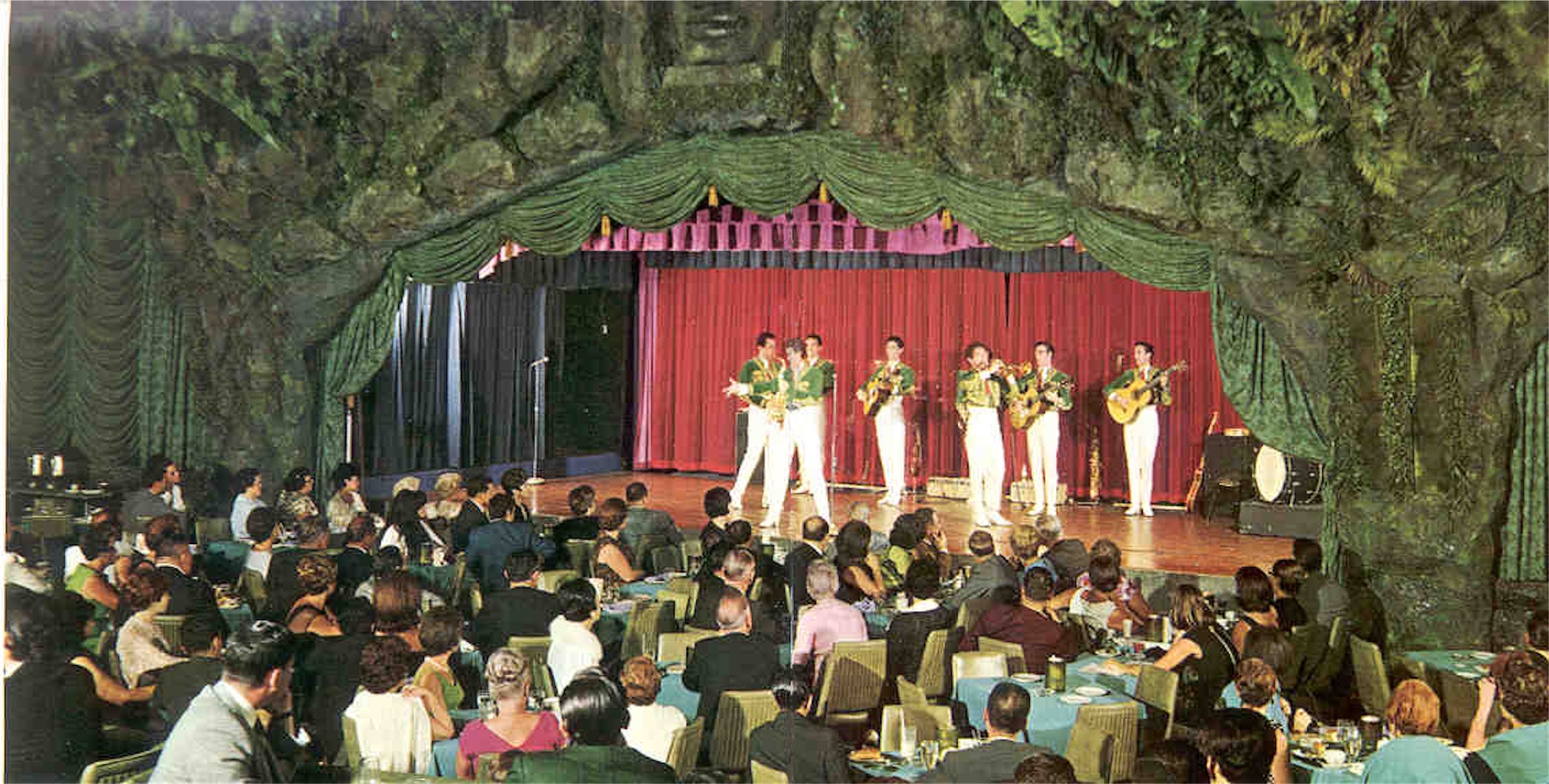 foto histórica de una banda tocando en un escenario