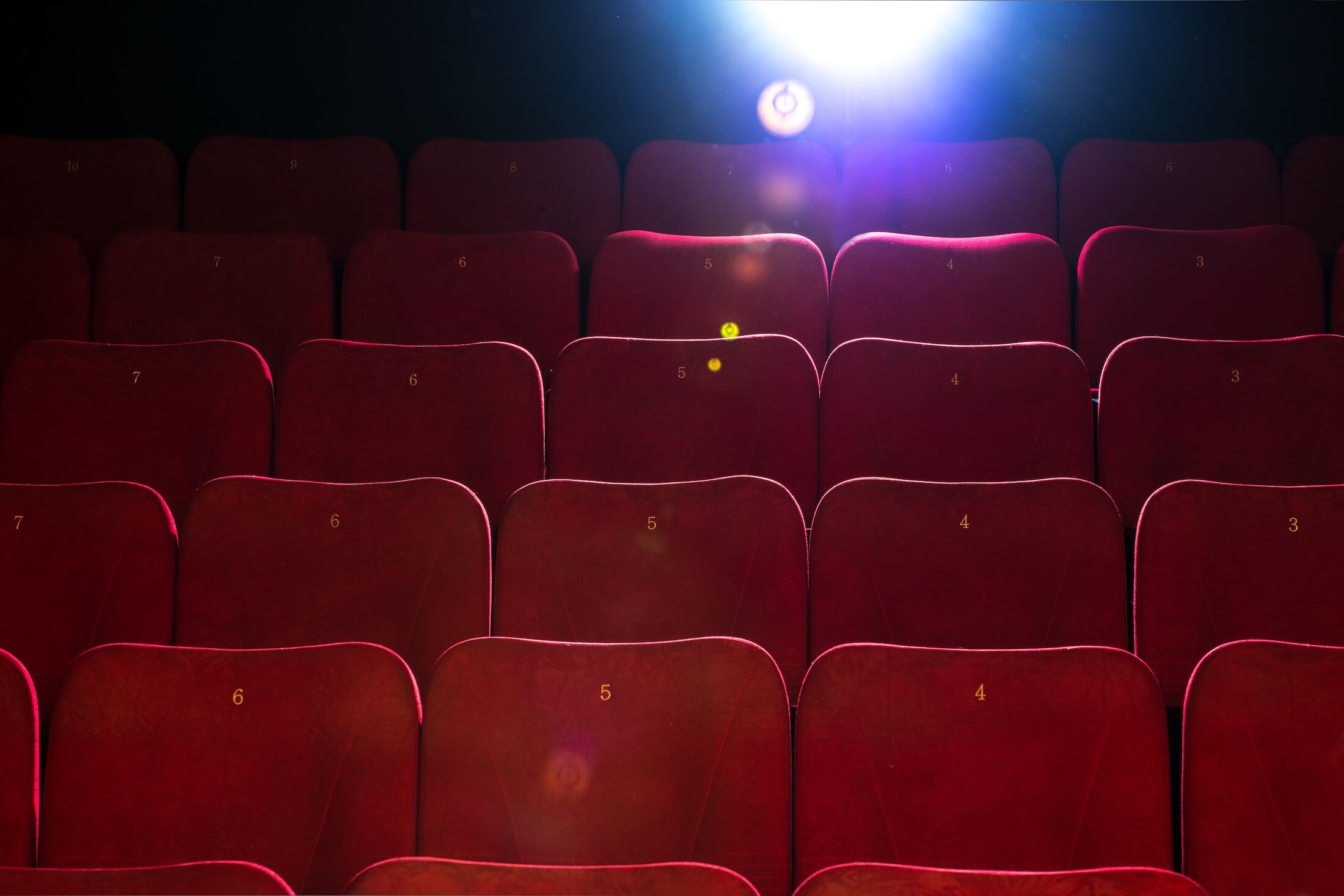 fila de asientos en un teatro