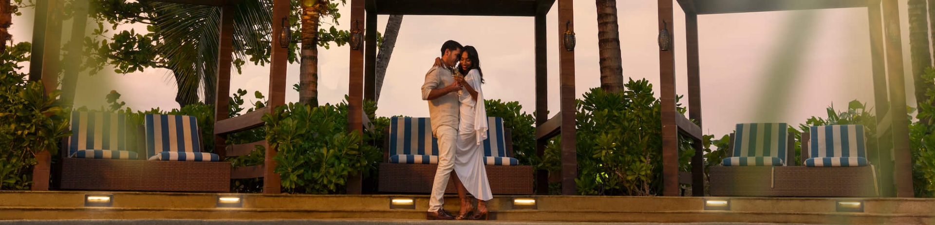 pareja junto a una piscina